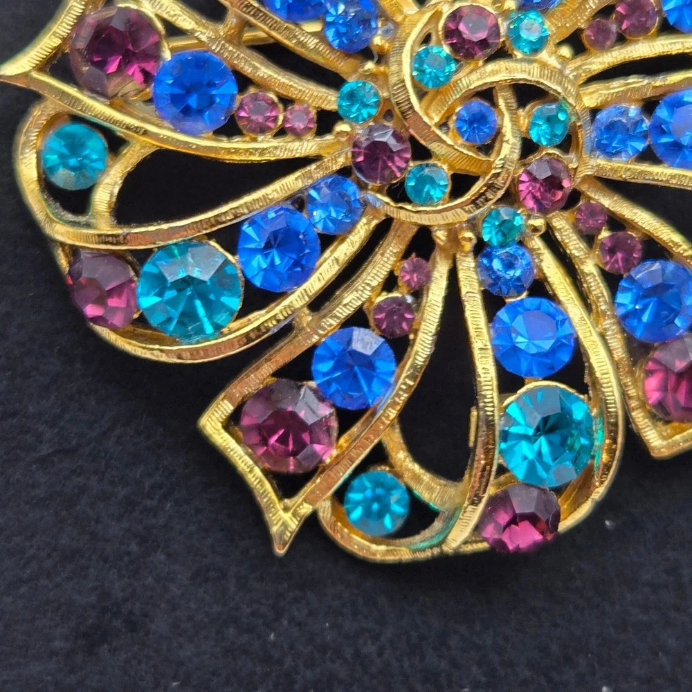 M Jent brand rhinestones make